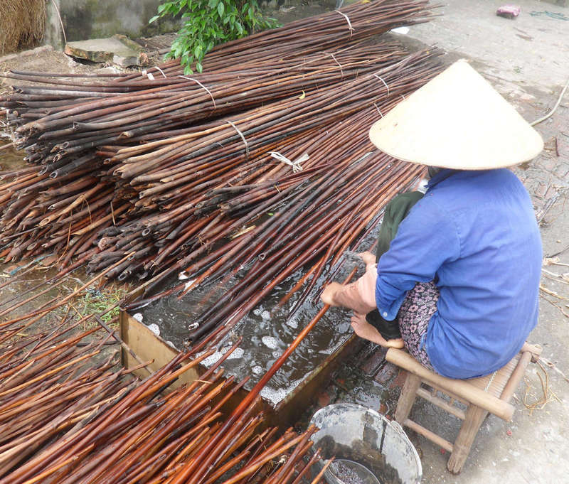 Tranh tre Anh hùng tương ngộ, chất liệu tre hun khói